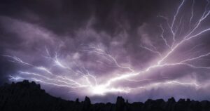 Scopri di più sull'articolo Dramatic footage shows a house collapsing due to a thunderstorm